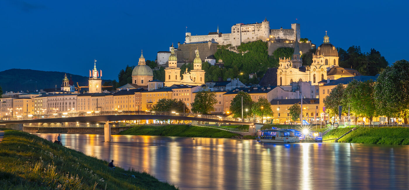 Salzburg Stadt mit Blick auf die Festung bei Nacht